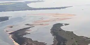 Blick über die beiden Landspitzen des Bessin hinweg nach Süden auf die Hahnentiefschaar (Bildmitte)