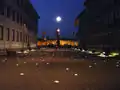Platz der Grundrechte bei Nacht.