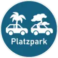 Schild zur Kennzeichnung einer Platzpkark-Aktion: Auf blauem Grund dargestellt ist das Piktogramm zweier Auto, aus denen Bäume wachsen
