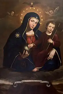 Über den Wolken schwebende Madonne mit Sternenkranz, blauem Kapuzengewand, rotem Untergewand. Sie hat eine Kugel in der rechten Hand, das bereits ältere Jesuskind mit dunkelrotem Gewand im linken Arm. Dieses hält ein Holzkreuz und berührt ebenfalls die Kugel. Oberhalb zwei schwebende Putten und eine Taube als Symbol des Heiligen Geistes. Unterhalb ein geschwungenes Spruchband