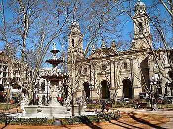 Blick über die Plaza Matriz zur Kathedrale