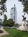Blick vom Platz auf die Torre Telefónica, rechts das Denkmal El Genio de la Libertad
