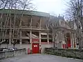 Außenansicht der Plaza de Toros mit Einlass der Stiere und Stierläufer (Mitte) und dem Haupteingang (rechts).