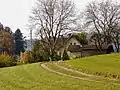 zur Ortschaft gehörendes Haus an der Kronprinz Rudolf-Bahn