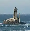 Phare de la Vieille mit Versorgungsturm, im Hintergrund ist der Leuchtturm Sein zu erkennen