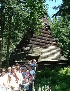 Holzkirche auf dem Pass