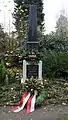 Polnisches Ehrenmal auf dem Ausländerfriedhof, Inschrift: „Den Polen, den Opfern des Krieges 1939–1945. Die Landsleute.“