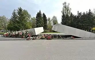 Denkmal Absturz-Opfer der polnischen Luftwaffe Tu-154 2010 auf dem Militärfriedhof in Warschau