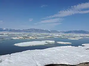 Tasiujaq, vormals Eclipse Sound, im Hintergrund Bylot-Insel (Juli 2022)