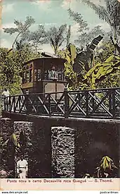 Personenwagen auf der neuen Brücke der Roça Guegué