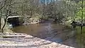 April 2016, geschlossenes Wehr, Alsterfluss durch den Umlaufkanal (rechts des Wehrs).
