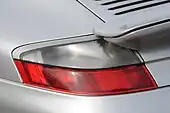 Die Allrad angetriebenen Modelle haben, aufgrund der breiter ausgestellten Heckkotflügel, andere Rückleuchten als die heckangetrieben 996. Auch erkennbar an der schwarzen Ziernaht in der Mitte.