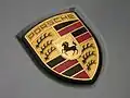 Porsche-Logo mit Hirschstangen und Farben Württembergs sowie dem Stuttgarter Rössle im Herzschild
