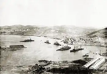 Versenkte Schiffe der russischen Flotte im Hafen von Port Arthur