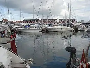 Skagen Havn mit den historischen Fischlagerhäusern im Hintergrund (Juli 2008)
