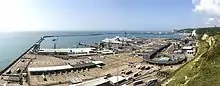 Blick von den Kreidefelsen von Dover auf die Eastern Docks