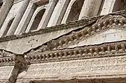 Detail der Inschrift auf Architrav des rechten Torbogens