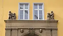 Schulportal mit Stadtwappen und figürlicher Gestaltung durch Otto Pilz