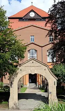 Eingangsportal und Gebäude der Saxonia-Freiberg-Stiftung