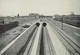 Portale der Tunnelröhren B und D beim Sunnyside Yard