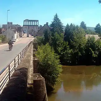 Brücke über den Arroux mit Blick auf das römische Stadttor Porte d'Arroux