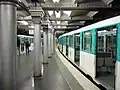 Abfahrtsbahnsteig vor dem Umbau mit zwei gummibereiften Zügen der Baureihe MP 59