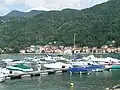 Blick über den Bootshafen auf das Ortszentrum von Porto Ceresio