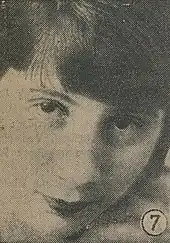 Porträt der 31-jährigen Lili Grün in der Zeitung Wiener Tag bei der Veröffentlichung ihres Romans Herz über Bord. Sie blickt zielgerichtet zum Betrachter, wobei die Kamera einen Teil ihres linken Gesichts abschneidet.