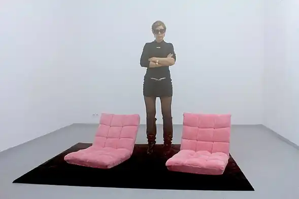 Portrait von Nina E. Schönefeld, fotografiert in ihrer Soloshow im Diskurs Berlin.