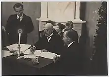 Jaan Poska bei der Unterzeichnung des Vertrages