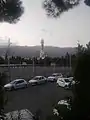 Eine postmoderne Moschee mit einer Spiralminarette in Teheran