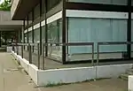 Gliederung im Erdgeschoss analog zu den umlaufenden Balkonen der Obergeschosse