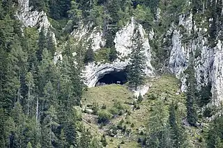 Das Höhlenportal von Podolševa aus gesehen