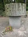 Denkmal (von 1979) für Bombenopfer auf Neuem Friedhof