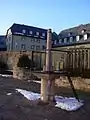 Rekonstruierter Pranger auf der Schlossterrasse