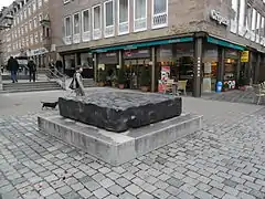 Schwarze Granitskulptur auf dem Nürnberger Hauptmarkt, entstanden anlässlich eines Bildhauersymposions (1971)