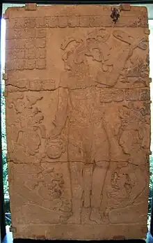 Maya-Relief, das den Herrscher K’inich K’an Joy Chitam II. zeigt (8. Jh. n. Chr.)