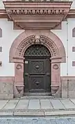 Eines der Sitznischenportale