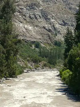 Der Río Maipo fließt über 110&nbsp;km in tiefen Schlucht­en durch die Anden und ent­wickelt sich zu einem reißenden Fluss, der für Wasser­kraft­werke oder Rafting genutzt wird. Der Cajón del Maipo (Span. für Maipo-Schlucht) ist eine wichtige Ferienregion für in- und ausländische Touristen.