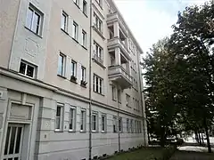 Straßenfront 17–24