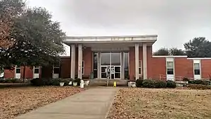 Nevada County Courthouse in Prescott (2018). Das 1964 an der Stelle des vorigen Courthouse errichtete Gerichts- und Verwaltungsgebäude des County ist seit Mai 2018 im NRHP eingetragen.