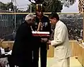 Präsident K. R. Narayanan überreicht das Param Vir Chakra dem Vater von Captain Vikram Batra