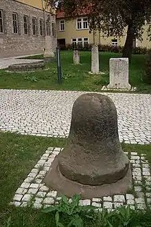 Originale Ganzmeilensäule und Viertelmeilenstein hinter einem preußischen Viertelmeilen-Glocken-Stein vor dem Stadtmuseum