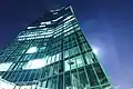 Prime Tower von der Bodenperspektive aus bei Nacht.