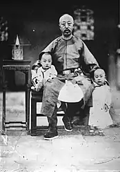 Yixuan mit seinen Söhnen Zaixun und Zaifeng
