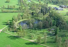 Luftbildaufnahme von Althorp. Diana liegt auf der Insel begraben.