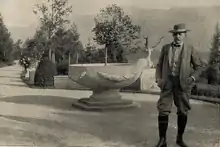1906 – Emanuel Seidl mit Brunnen im Park seiner Villa in Murnau