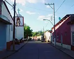 Straße im Ort Pueblito de Allende im Municipio Allende