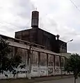 Die Tannin-Fabrik von Puerto Tirol mit der einzigen asphaltierten Straße.