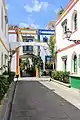 Gasse mit Apartmenthäusern